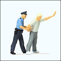 Preiser 1/87 th – pr28119 – Modelleisenbahnen – Verhaftung von einem Polizist