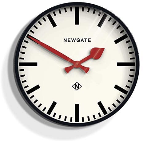 NEWGATE® Putney Wanduhr | Große Retro-inspirierte Moderne Bahnhofsuhr | 45cm | Tiefglänzendes schwarzes Metallgehäuse mit roten Zeigern | Industrieller Mid-Century-Stil für Küche