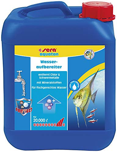 sera aquatan 5 l | Wasseraufbereiter Aquarium entfernt Chlor & Schwermetalle | Aquarium Wasseraufbereiter mit Mineralstoffen für fischgerechtes Wasser | pH-Neutral | Für 20.000 Liter Aquarienwasser