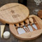 CADEAUX.COM - Set Fromage - Plateau Fromage Personnalisable en Bois + 4 Accessoires de Service - 24 cm - Idée Cadeau Personnalisé avec Prénom et Message - Fête des Grands-Pères - Cadeau Noel