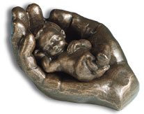 Uljö °° Keramik-Figur Hand mit Kind (bronzefarben)