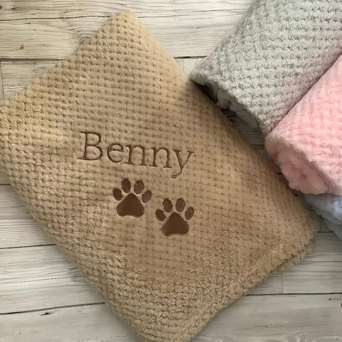 HDLOVE Personalisierte Haustierdecke, Maßgeschneiderte Haustierdecke Für Hunde, Mit Gestickten Namen Und Pfotenmustern, Flanellfutter, Schützt Haustiere Vor Kratzern Durch Haare(39.3x59inch)