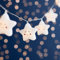 Lights4fun Cadena de Luces Decorativas con 12 Estrellas y Luces LED Blanco Cálido a Pilas con Temporizador Decoración para Dormitorios de Niños