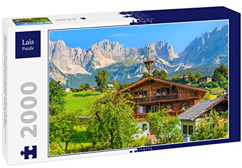 Lais Puzzle Typische Holz-Alpenhaus gegen Alpen Berge Hintergrund auf grüne Wiese in Going am Wilden Kaiser Dorf auf sonnigen Sommertag, Tirol, Österreich 2000 Teile