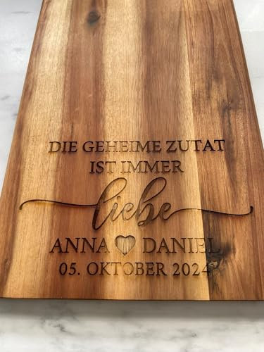 Großes Servierbrett personalisiert, aus Akazie/Olivenholz, Hochzeitsgeschenk, Paargeschenk mit Herz zur Hochzeit, die geheime Zutat ist Immer Liebe inklusive Namen und Datum (Spruch + Name + Datum)