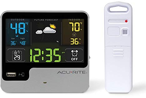 AcuRite 01129M - Reloj despertador con cargador USB, temperatura exterior y pronósticos meteorológicos