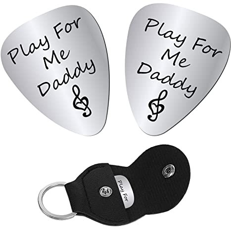 CREATCABIN 2pcs Play for Me Daddy Guitar Picks Edelstahl Bass Acoustic Electric Rock Picks Vatertagsgeschenk Für Daddy Papa Musiker Gitarrist Geschenke Mit PU Leder Schlüsselanhänger 3.2x2.6cm
