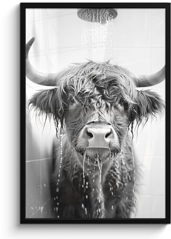 MuchoWow© Bilder mit Rahmen Poster Wanddekoration Wohnzimmer Deko Modern | 60x90 cm - Geschenke Bilderrahmen Schottische Hochlandrind - Dusche - Kuh - Schwarz und weiß - Humor