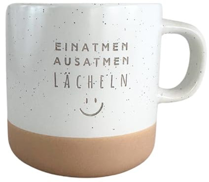 HerzHolzPapier® Steingut-Tasse 'EINATMEN AUSATMEN LÄCHELN' – 360 ml – Handgefertigte Keramik Kaffeetasse Teetasse – Spülmaschinen- & Mikrowellenfest – Rustikales Design in Sprenkeloptik – Geschenk