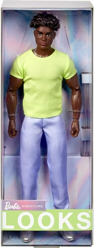 Barbie Looks Ken-Puppe, Sammelfigur Nr. 25 mit lockigen, schwarzen Haaren und moderner Y2K-Mode, Chartreuse-T-Shirt und pastellfarbener Hose mit silberfarbenen Stiefeln, HRM17