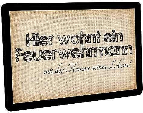 Crealuxe Fussmatte – “ Hier wohnt EIN Feuerwehrmann mit der Flamme seines Lebens “ - 60x40 cm - Gummi Rückseite/rutschfest - Filzoberfläche - Bedruckte Türmatte - Innenmatte - Schmutzmatte