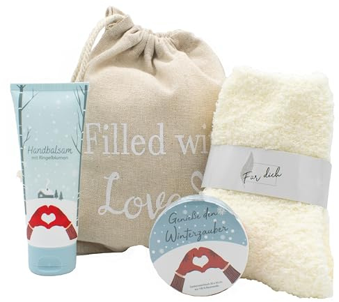 kda Winter Geschenkset für Frauen & Männer – Leinensäckchen 21x17 cm mit Kuschelsocken Creme, Handcreme 30 ml & Zauberwaschtuch Winterzauber – Senioren Oma Mama Geschenk Weihnachten