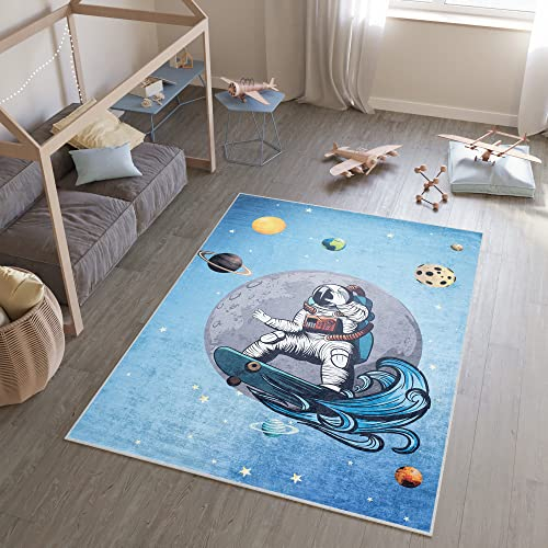 TAPISO Emma Teppich Waschbar bei 30 Grad Blau Weltraum Astronaut Planeten bedruckter Kinderteppich Antirutsch Kinderzimmer Jugendzimmer Modern ÖKO-TEX 80 x 150 cm