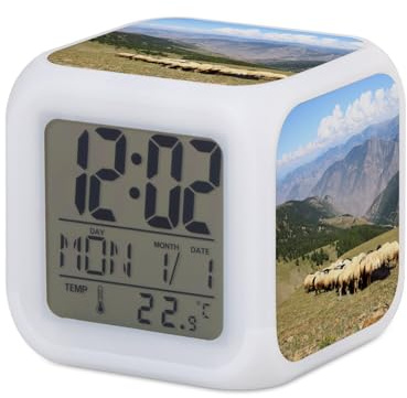 Fabulous Wecker Würfel beleuchtet Weiß – Schafe auf Weide Alpages Berglandschaft Natur – 7,8 x 7,8 x 7,8 cm – Retro Beleuchtung mehrfarbig LED