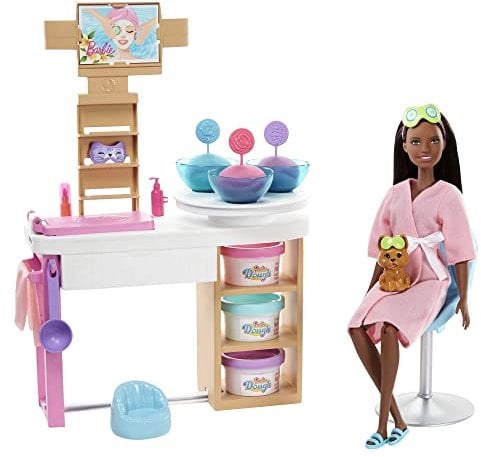 Barbie GJR85 Wellness Gesichtsmasken Spielset, brünette Puppe, Hündchen, Formen und Knete