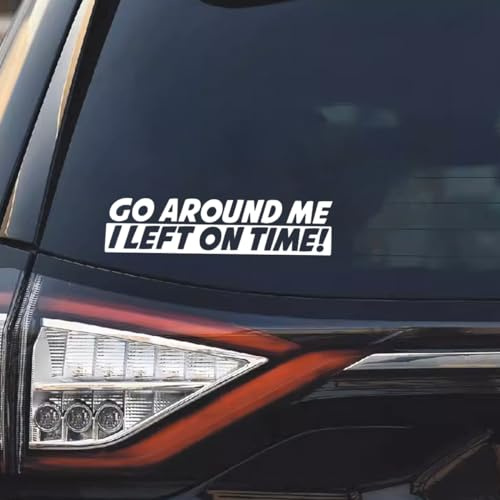 Go Around Me I Left On Time Aufkleber, Vinyl, wasserdichter Aufkleber, niedlicher Stoßstangen-Aufkleber, universell für Auto, LKW, Wand, Laptop