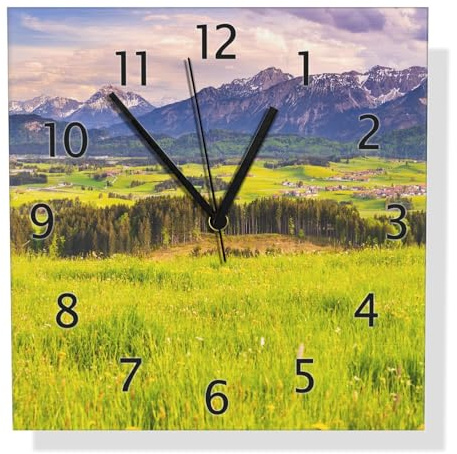 Wallario Design Wanduhr Weite Wiesen vor Bergen aus Aluverbund, Alu-Uhr Größe 30 x 30 cm, Schwarze Zeiger mit Metalloptik