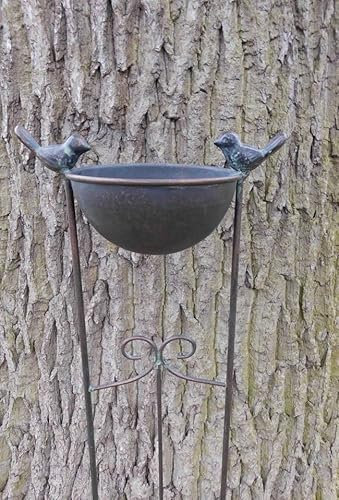 Deko-Impression Bronzefarbene Vogeltränke an Rankgitter Futterstelle Gartenstab Gartenstecker