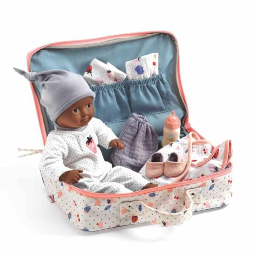 Djeco Puppe Cerise im Koffer | 32 cm weiche Babypuppe mit Zubehör ab 18 Monaten | Schlafaugen, Kleidung, Fläschchen | waschbar | POMEA Puppen-Set für unterwegs