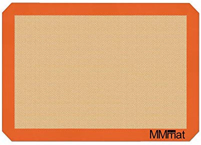 MMmat Silikon-Backmatte – Bestes deutsches Silikon – rutschfestes Silikon-Backblech, antihaftbeschichtete wiederverwendbare Silikonmatten zum Backen, Ofeneinlage, Thekenmatte, halbe Backmatte für Ofen