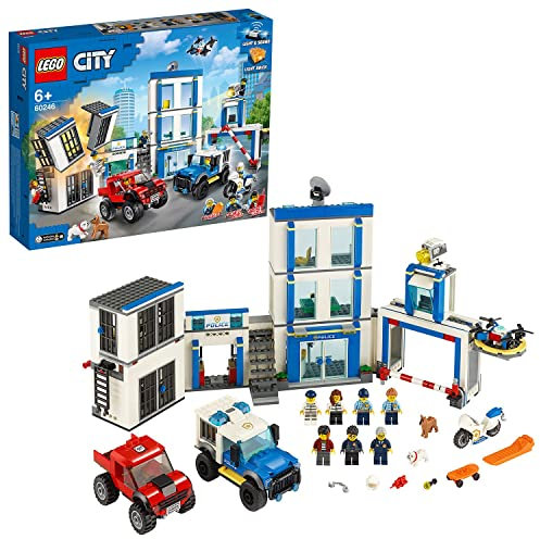 LEGO City Stazione di Polizia, Include 2 Furgoni, Drone, Moto Giocattolo e Mattoncini Sonori e Luminosi, Idea Regalo per Bambini di 6+ Anni, 60246