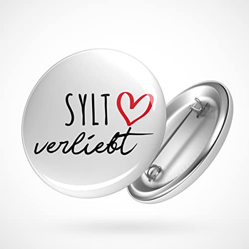 Huuraa Button Sylt verliebt Ansteckbutton 59mm mit Namen deiner lieblings Insel Geschenk Idee für Freunde und Familie