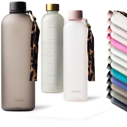 MAMEIDO Gourde 1,5 l, Bouteille d'eau Design Plastique avec Marqueur de Temps de Motivation, sans BPA, étanche (Urban Taupe)