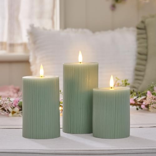 Lights4fun 3er-Set TruGlow® Gerippte salbeigrüne Stumpenkerzen aus Echtwachs | Warmweiße flackernde LEDs | mit Fernbedienung & 6h Timer | Batteriebetrieben | Deko Frühjahr | Verschiedene Größen