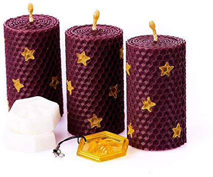 Beeswax Gifts Set mit 3 Stumpenkerzen, 100 % Bienenwachs, mit natürlichem Honigduft, Größe 8,5 x 4,5 cm, Waben-Anhänger, Violett mit Sternen