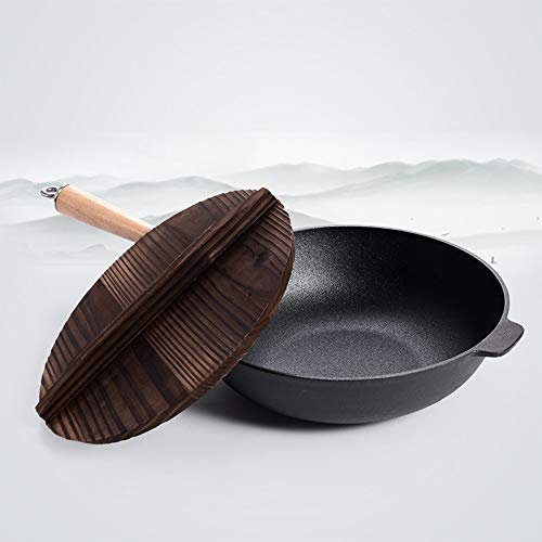 Olla de hierro fundido tradicional previamente con tapa de madera y manijas grandes salteando una sartén que prepara deliciosos platos