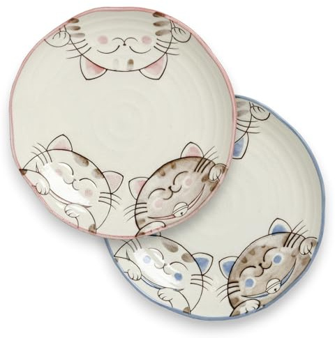WESTCRAFT Japan Porzellan Teller Set „Three Cats“ – 2er Set Schalen & Teller mit Katzenmotiv – Rot & Blau – Ideal für Antipasti, Tapas, Bowls, Sushi & Ramen (Rund Ø 22,5 cm | H 3,5 cm)