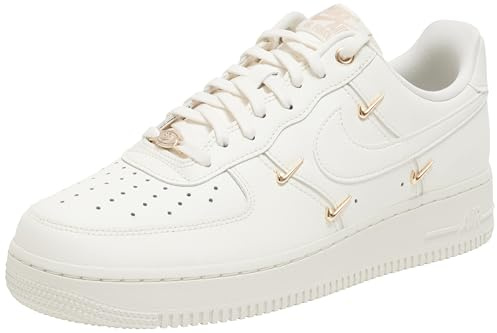 NIKE Damen Air Force 1 ’07 LX Sneaker, Sail Sail Sail Metallic Gold, 39 EU