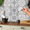 24 stück 10x10cm Mosaik Bodenaufkleber Wandfliese Aufkleber für 10 x 10cm Fliesen Fliesenaufkleber für Bad und Küche Deko Fliesenfolie für Bad u. Küche (Grau und Weiß, 10x10 cm)