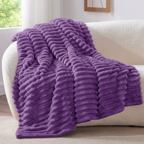 BEDELITE Kuscheldecke Flauschig Deko Decke für Couch, Lila, 150x200 | Flanell Fleecedecke, Cord Überwurf für Wohnzimmer und Schlafzimmer, weiche Wohndecke, Tagesdecke, das ideale Geschenk