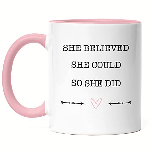 Hey!Print Tasse Rosa She Believed She Could So She Did Spruch Geschenk für Superheldin Frauenpower Frauentag Feminismus