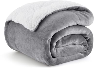 Rumicet Couverture Polaire 150x200CM Gris, Couverture en Flanelle épaisse Couche et Confortable, 230GSM Plaid Epais, Couverture Canape Super Douce, Plaid Polaire Sherpa, Chaud Épais Durable