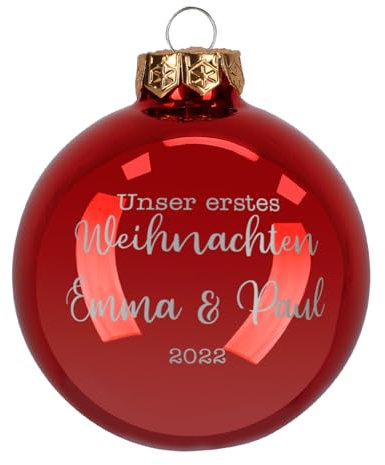 Herz & Heim® Weihnachtskugel aus Glas mit persönlicher Gravur/Rot oder Weiß/Matt oder Hochglanz/Ø 8 oder 10 cm/Verschiedene Motive Ø 10 cm, Rot Hochglanz, Unser erstes Weihnachten