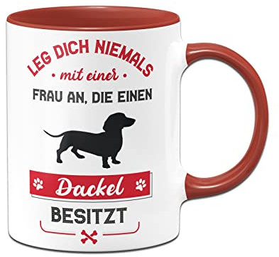 Tassenbrennerei Original - Hunde Tasse mit Spruch Leg dich niemals mit einer Frau an, die einen Dackel besitzt - Kaffeetasse lustig (Rot, Dackel)