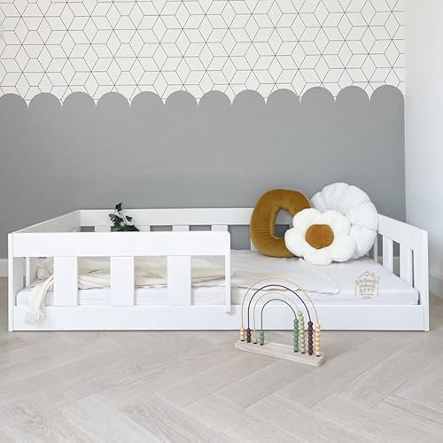 Skandi Hausbett Bodenbett 140x200 Mit Rausfallschutz Weiß - Bajo - Kinderbett 140x200 Kiefer Massiv - Stabiles Rausfallschutz Bett für Kinderzimmer - Gemütlich Rausfallschutz Bodenbett