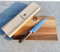 Kai TDM-1701 Shun Premier Tim Mälzer Messer Serie | japanisches Allzweckmesser | 15 cm Damastklinge mit Hammerschlag + Schneidebrett Fassholzbrett 25x15 cm VK: 199,-