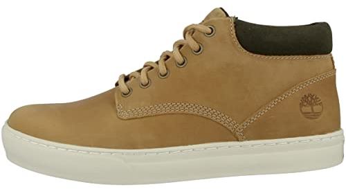 Diese Chukkas für Herren sind aus Leder von verantwortungsbewussten Gerbereien und mit einem Futter aus recyceltem Leder versehen. Das gepolsterte Fußbett sorgt für dauerhaften Halt und Stoßdämpfung.Laufen Sie mit einem Paar Chukka Boots entspannt ins Wochenende. Mit ihrem außergewöhnlichen Finish geben diese lässigen Herrenstiefel Ihrem Freizeitlook einen coolen Touch. Der Chukka Boot aus der Herrenkollektion ist ein Klassiker von Timberland und nicht nur besonders bequem, sondern hält auch ein Leben lang. Also wählen Sie Ihr Lieblingspaar Chukka Boots aus Wildleder oder Leder und starten Sie entspannt in die Freizeit.