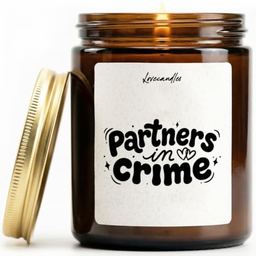 Partners in Crime - Duftkerze mit Spruch als Geschenk für Freundschaft, Freundin & Freund, Lustige Vanille Duftkerze im Glas, Kerze im Glas