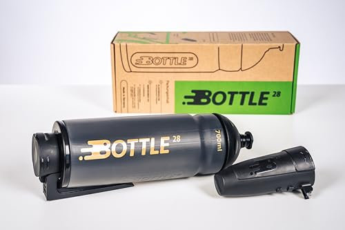 Bottle28 | 700 ml Fahrrad-Trinkflasche mit magnetischem Flaschenhalter & integrierter Werkzeugaufbewahrung | Made in Germany | Set in Rauchschwarz/Gold | Innovative Flaschen-Einbuchtung zum Stecken