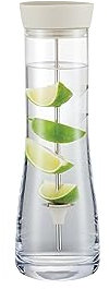 blomus Wasserkaraffe -DRIWA- aus Glas, 1 Liter, Glaskaraffe mit Deckel-Ausgießer und Fruchtspieß (Moonbeam)