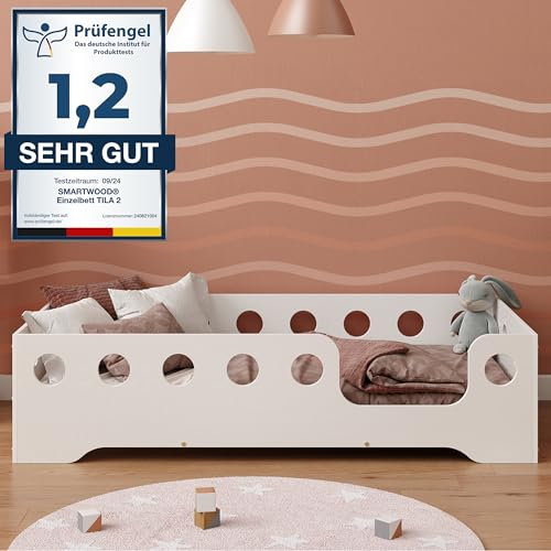 smartwood Kinder Bodenbett 120x180 cm – Kinderbett in Weiß lackiert aus umweltfreundlichem Holz mit Rausfallschutz – Montessori Bett mit wählbarem Einstieg – Max. Belastung 300 kg – TILA 4P