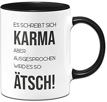 Tassenbrennerei Original Tasse mit Spruch Es schreibt sich Karma aber ausgesprochen wird es so Ätsch - Büro Kaffeetasse lustig für die Arbeit, Geschenk (Schwarz)