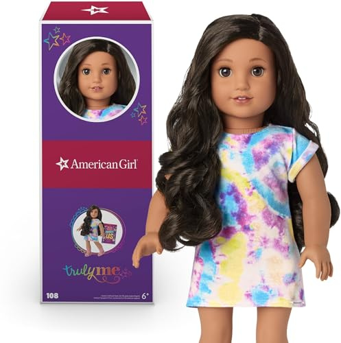 American Girl Truly Me 45,7 cm Puppe #108 mit braunen Augen, schwarz-braunes Haar, hellbraune Haut, Batik-T-Shirt-Kleid, ab 6 Jahren