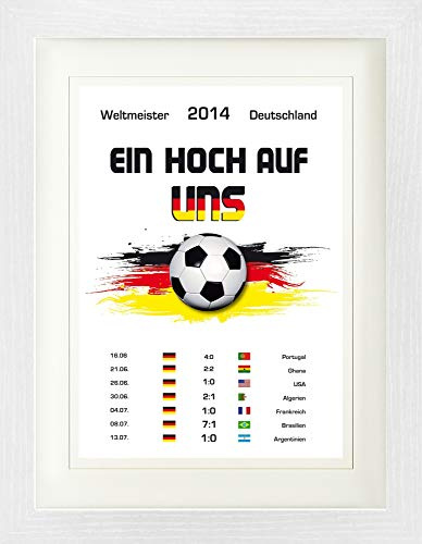 1art1 Fußball Poster Deutschland Weltmeister 2014, EIN Hoch Auf Uns Gerahmtes Bild Mit Edlem Passepartout | Wand-Bilder | Im Bilderrahmen 40x30 cm