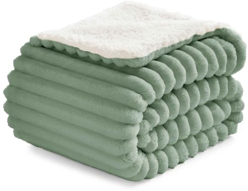 BEDELITE warme Decke Sherpa Kuscheldecke Flauschig Salbeigrün 125x150 | dicke Deko Fleecedecke, Cord Überwurf für Wohnzimmer und Schlafzimmer, weiche Wohndecke, Tagesdecke, das ideale Geschenk