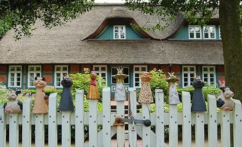 windschief-living Sehr süßer Landhaus Zaunhocker Schaf Emma, Zaunfigur aus Keramik, Gartendeko